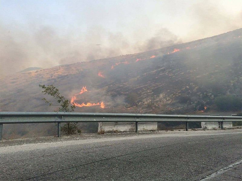 Ανεξέλεγκτη καίει η φωτιά στα χωριά της μειονότητας στην Αλβανία – Κάηκαν σπίτια και εκκλησίες (βίντεο,εικόνες)